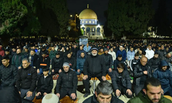 İşgalcilerin engellerine rağmen Mescid-i Aksa doldu