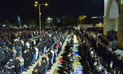 Aksa'da şanlı direniş! 100 bin Müslüman işgalcilerin engeline rağmen saf tuttu