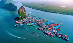 Su üzerine kurulmuş yüzer gibi duran Müslüman köy..