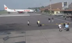 Endonezya'da Havalimanında Kanlı Saldırı: İniş Yapan Uçağın Pilotları Vuruldu