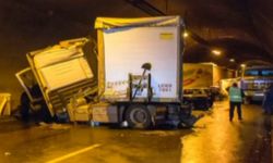 Park halindeki bir tır'a başka bir tır çarptı: 2 ölü