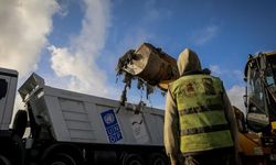 Gazze’de Çöp Dağlarına Karşı Mücadele: 300 Bin Metreküp Atık Tahliye Ediliyor