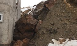 Dağdan kopan kaya  evin duvarını deldi
