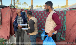 Yetimler Vakfı Gazze'de sıcak yemek seferberliğine devam ediyor