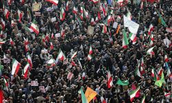 İran Halkından Sert Yanıt: Hükümetin ve Rehberin Yanındayız!