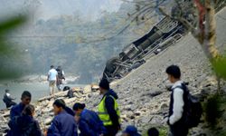 Yolcu otobüsü nehre düştü: 19 ölü, 24 yaralı