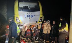 Balıkesir'de Demir Yoluna Dev Kaya Düştü: Yolcu Treni Raydan Çıktı