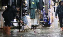 İzmir'de sokaklar su altında kaldı!