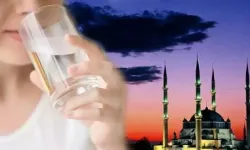 Sahurda ezan okunurken su içilir mi? Ezan okunurken su içmek orucu bozar mı?