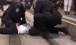 Filistin destekçisi protestocu, polis tarafından yerde defalarca yumruklandı!