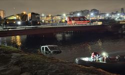 Kaza yapan zabıta aracı denize düştü!