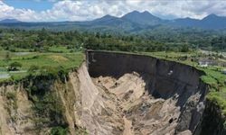 Endonezya'daki dev çukurun genişliği 30 bin metrekareyi aştı