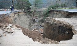 Selçuk-Aydın kara yolunda çökme meydana geldi!