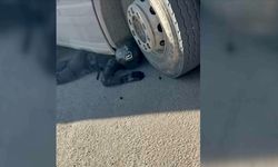 Kurye tırın altında sıkıştı: Kazayı hafif sıyrıklarla atlattı!