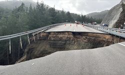 Kumluca-Kemer kara yolunda göçük ve heyelan!