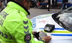 Ruhsatsız yolcu taşıyan yandı: 100 bin TL cezası var