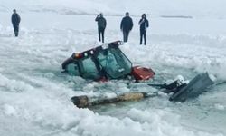 Çıldır Gölü'nde buz kırıldı, traktör suya gömüldü!