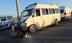 Şanlıurfa'da Minibüs KGYS Direğine Çarptı!