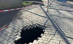 Yol çöktü, dev çukur oluştu!