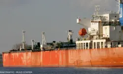 Bir petrol tankeri daha vuruldu