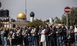 İşgalci rejim Mescid-i Aksa'da namaz kılınmasını engelledi!
