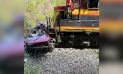 ABD'de Tren Minibüse Çarptı: Hemzemin Geçitte Can Pazarı