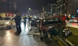 Otomobiller Çarpıştı, Araçlar Metal Yığınına Döndü!