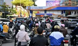 Yakıt fiyatları uçtu.. Ülkede uzaktan çalışmaya geçildi