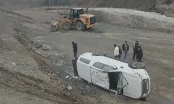 Kontrolden çıkan kamyonet şarampole yuvarlandı!