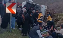 Mersin'de feci kasa: Yolcu minibüsü devrildi!