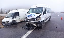 Yolcu minibüsü ile kamyonet çarpıştı: Çok sayıda yaralı var