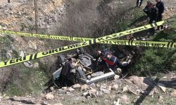 Şarampole devrilen otomobildeki 2 kişi öldü