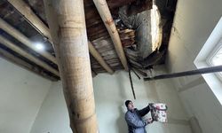 Toprak evin damının bir bölümü çöktü