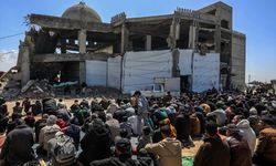 Enkazın altında Cuma namazı