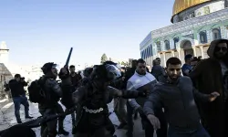 Mescid-i Aksa'da bayram namazı kılmak isteyen Filistinlilere saldırı