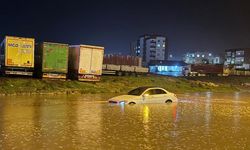 Şırnak’ta sağanak felaketi: Araçlarında mahsur kaldılar