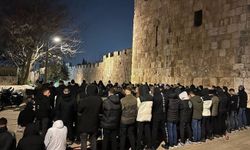 Kadir Gecesi'nde Mescid-i Aksa'da ibadet engellendi!