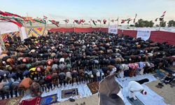 Gazze'de çadırların arasında bayram namazı