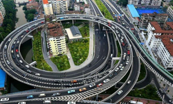 Sekiz katlı bina koskoca bir yolun göbeğinde tek başına duruyor