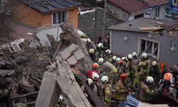 İstanbul Fatih'te 2 bina çöktü! Göçük altında kurtarma çalışmaları sürüyor
