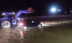 İzmir’de sağanak hayatı felç etti: Araçlar yolda mahsur kaldı