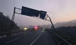 Tır, trafik levhalarına çarptı!