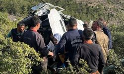 Minibüs şarampole yuvarlandı: 2 ölü, 12 yaralı!
