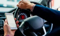 Trafikte telefonla uğraşan yandı! Ehliyetine el konulacak