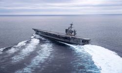 İran ABD'nin uçak gemisini vurdu, gemi kaçtı