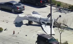 Otoparka uçak düştü