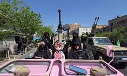 Kadınlar silah ve roketatarlarla İran İslam Cumhuriyeti'ne desteklerini gösterdi