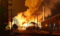 Dev rafineride yangın sonrası art arda patlamalar