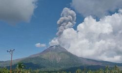 Endonezya'daki Lewotobi Dağı patladı!