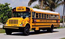 Okul servisi şoförü bayıldı, servisi çocuklar durdurdu